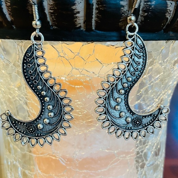 Unique Vintage  Style Silver Tone Woman's Statement Earrings - Picture 2 of 6